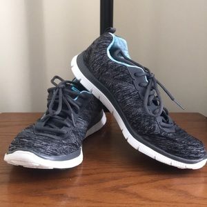 Skechers lightweight flex sole sneakers